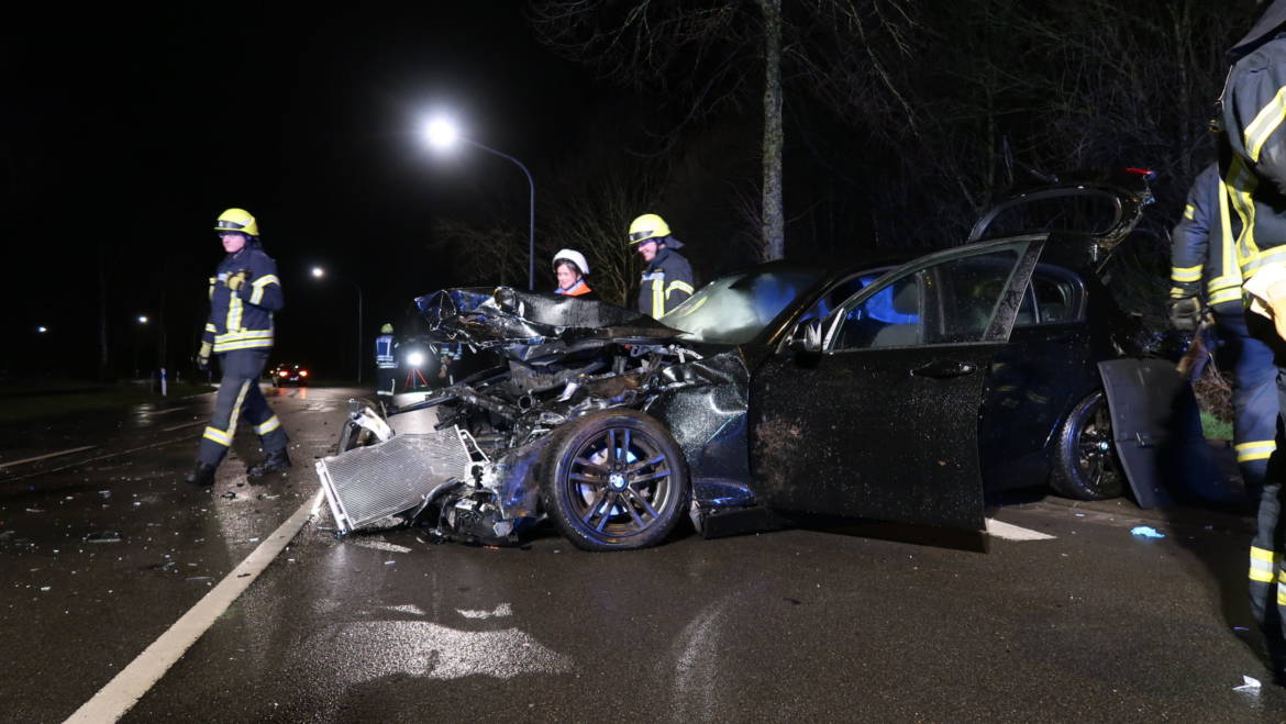 Pick-Up erfasst Kleinwagen an Kreuzung