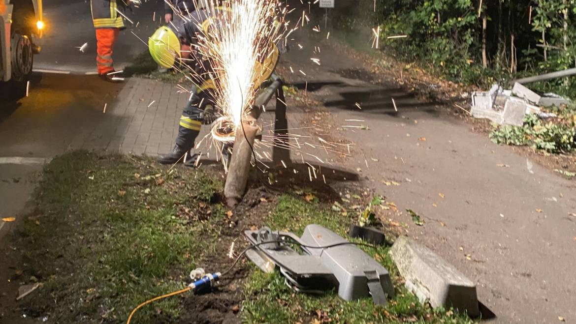 Umgestürzter Baum und Laterne nach Verkehrsunfall