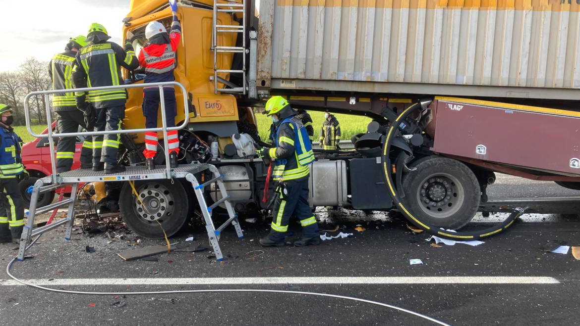 Lkw-Fahrer nach Verkehrsunfall eingeklemmt