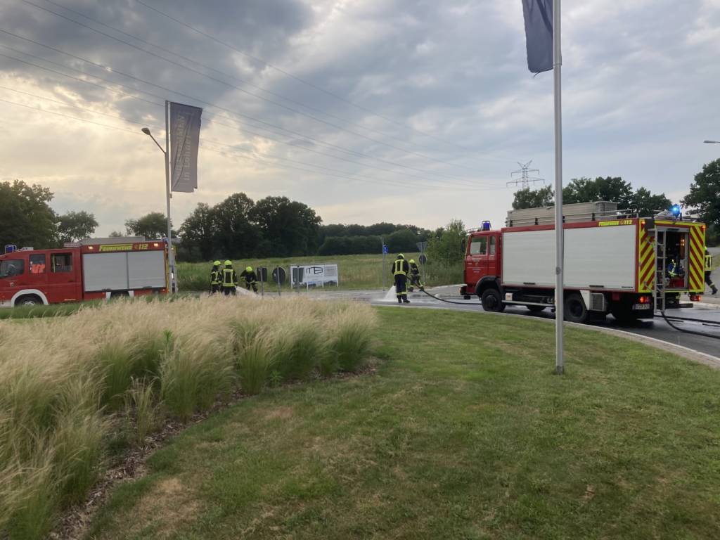 Die Feuerwehr Brockdorf entfernt eine Güllespur auf der Dinklager Straße