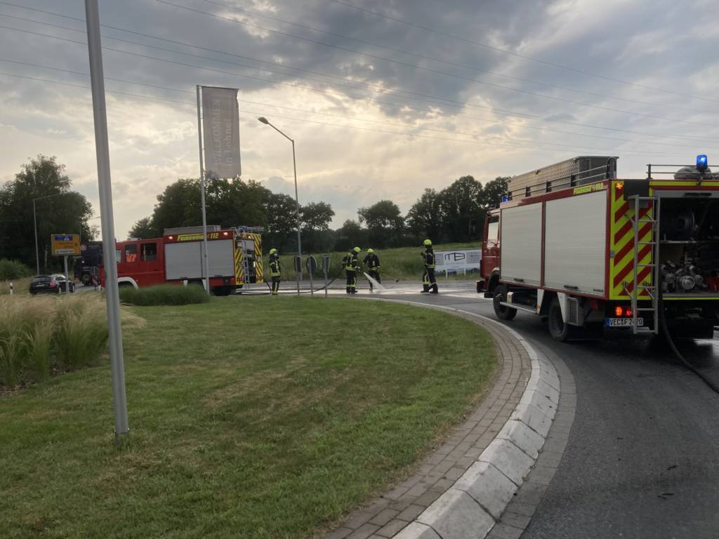 Die Feuerwehr Brockdorf entfernt eine Güllespur auf der Dinklager Straße